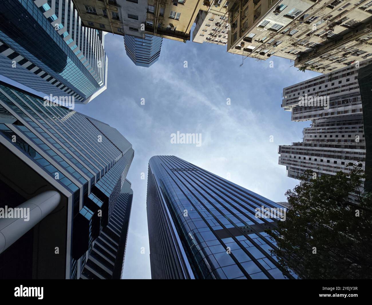 Gratte-ciel modernes remplaçant de vieux bâtiments à Quarry Bay, Hong Kong. - Image de stock capturée avec un smartphone