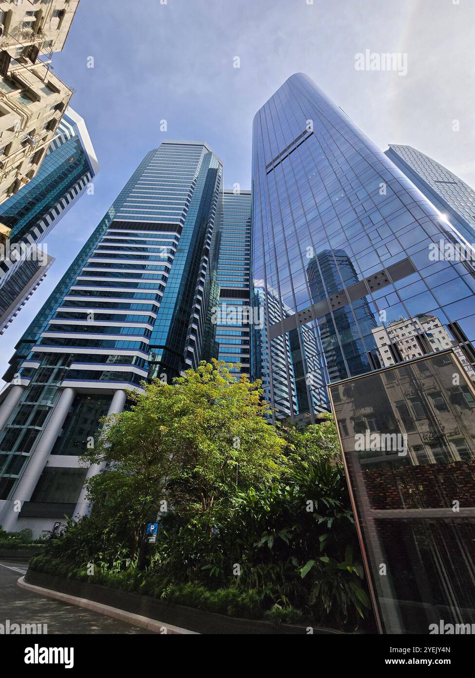 Gratte-ciel modernes remplaçant de vieux bâtiments à Quarry Bay, Hong Kong. - Image de stock capturée avec un smartphone