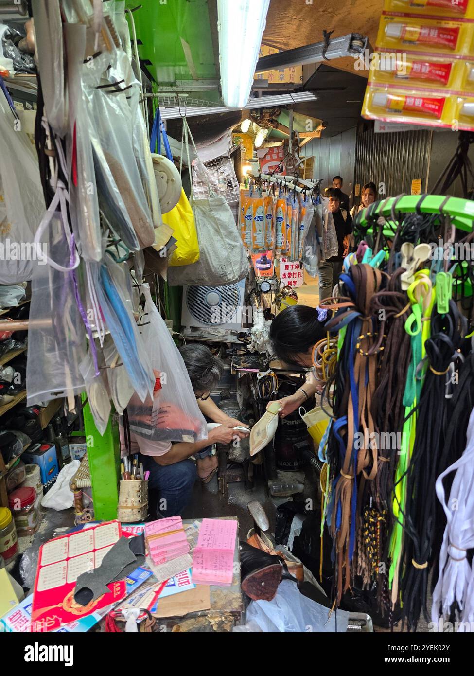 Une petite stalle de cordonnier dans l'allée reliée à Pedder Street dans Central, Hong Kong. Banque D'Images