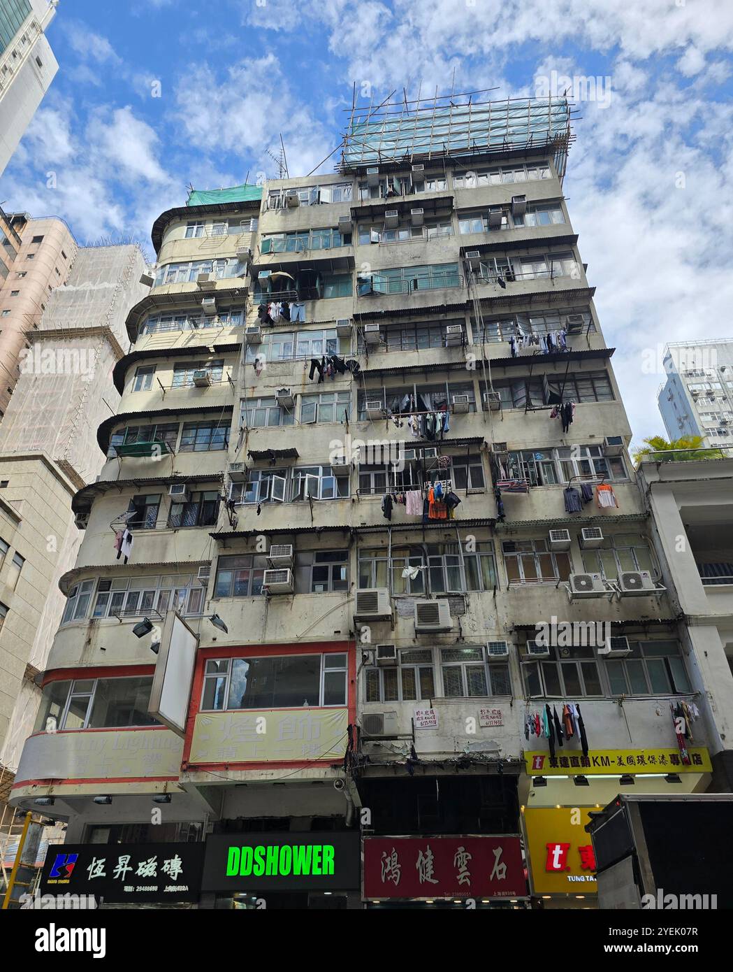 Vieux bâtiments résidentiels sur la rue Shanghai à Mong Kok, Kowloon, Hong Kong. Banque D'Images
