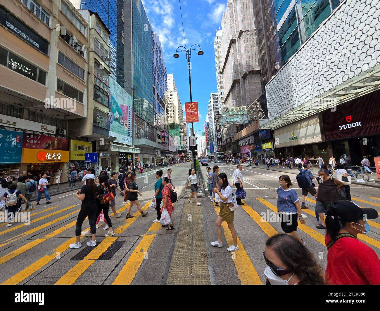 Piétons traversant Nathan Road à Mong Kok, Kowloon, Hong Kong. Banque D'Images