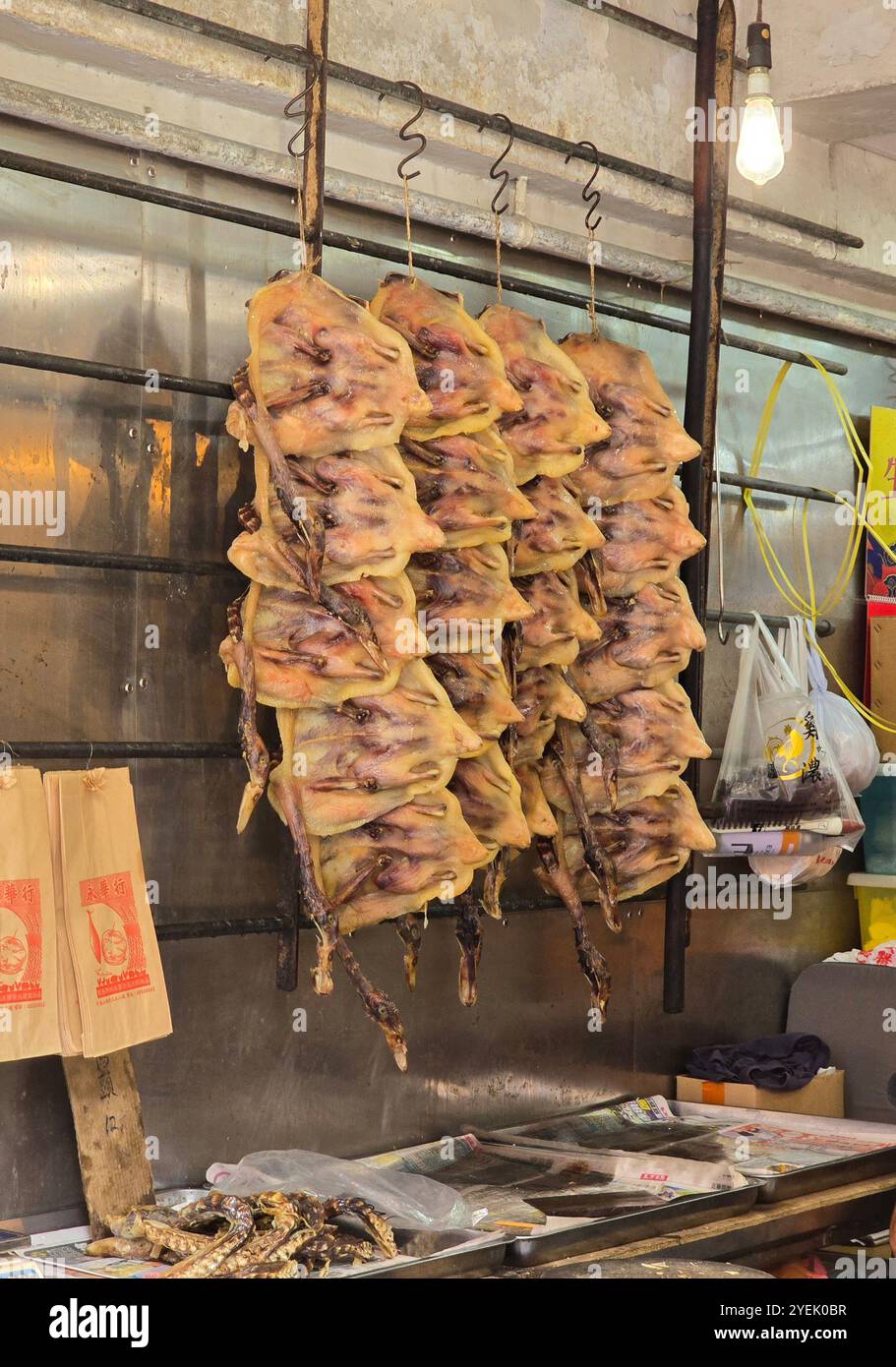 Saucisses chinoises et autres produits de charcuterie dans un magasin de la rue Shanghai à Yau ma Tei, Kowloon, Hong Kong. Banque D'Images