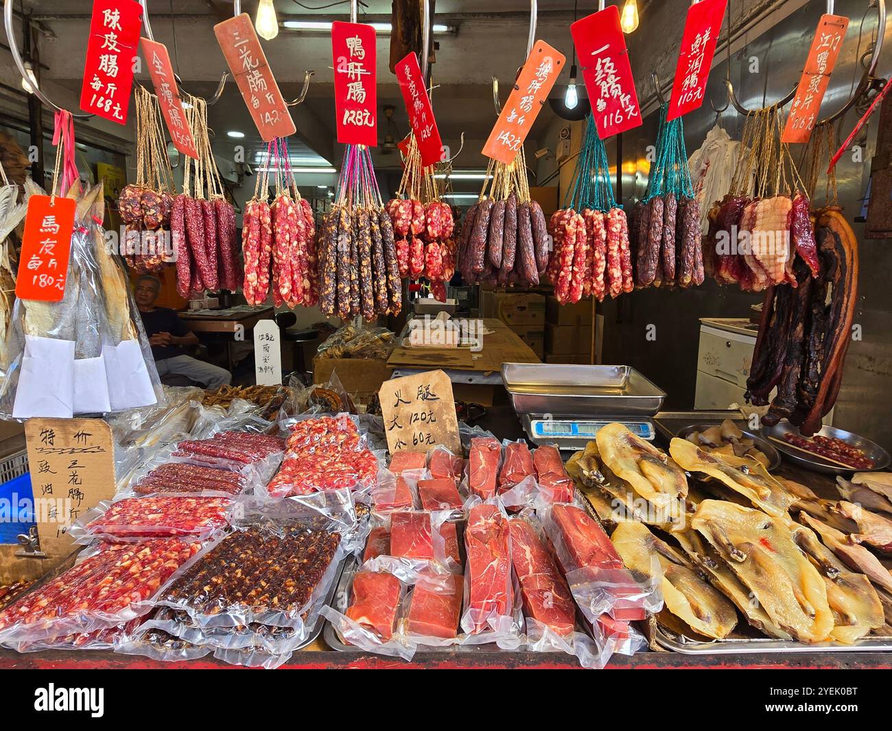 Saucisses chinoises et autres produits de charcuterie dans un magasin de la rue Shanghai à Yau ma Tei, Kowloon, Hong Kong. Banque D'Images