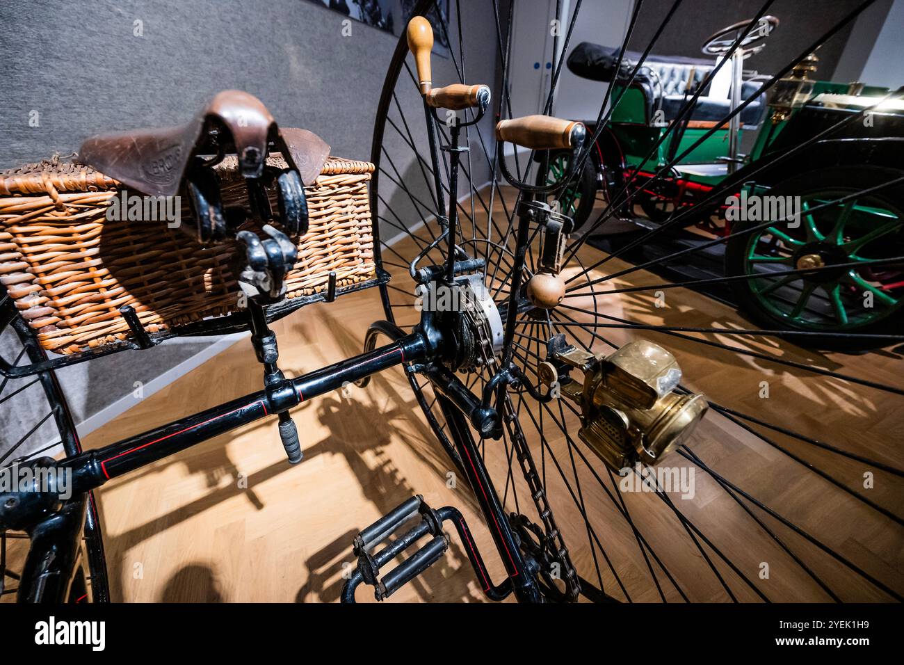 Londres, Royaume-Uni. 31 octobre 2024. Un tricycle Singer Coventry, vers 1880, estimation : £6 000 - £8 000 avec une Renault 6CV type T Voiturette 1904, châssis no. 3151, estimation : £40 000 - £60 000 - vente annuelle de l'âge d'or de l'automobile de Bonhams Cars incluant les véhicules vétérans et édouardiens dans son salon de New Bond Street. La vente aux enchères de cette année compte plus de 180 lots, dont des automobiles, des vélos et des voitures de vétéran. La vente a lieu le 1er novembre. Crédit : Guy Bell/Alamy Live News Banque D'Images