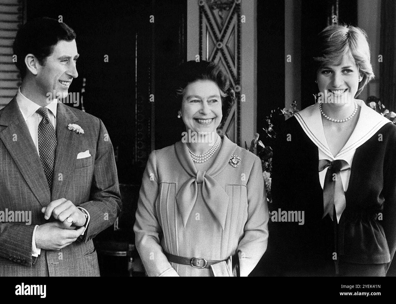 27 mars 1981, montre la reine Elizabeth II (C) avec son fils le Prince Charles (L) et puis sa fiancée Lady Diana au palais de Buckingham à Londres. Banque D'Images