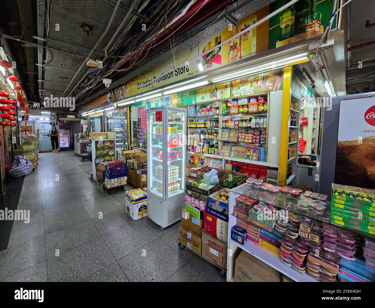 Une épicerie sud-asiatique dans les Chungking Mansions à Tsim Sha Tsu à Hong Kong. Banque D'Images