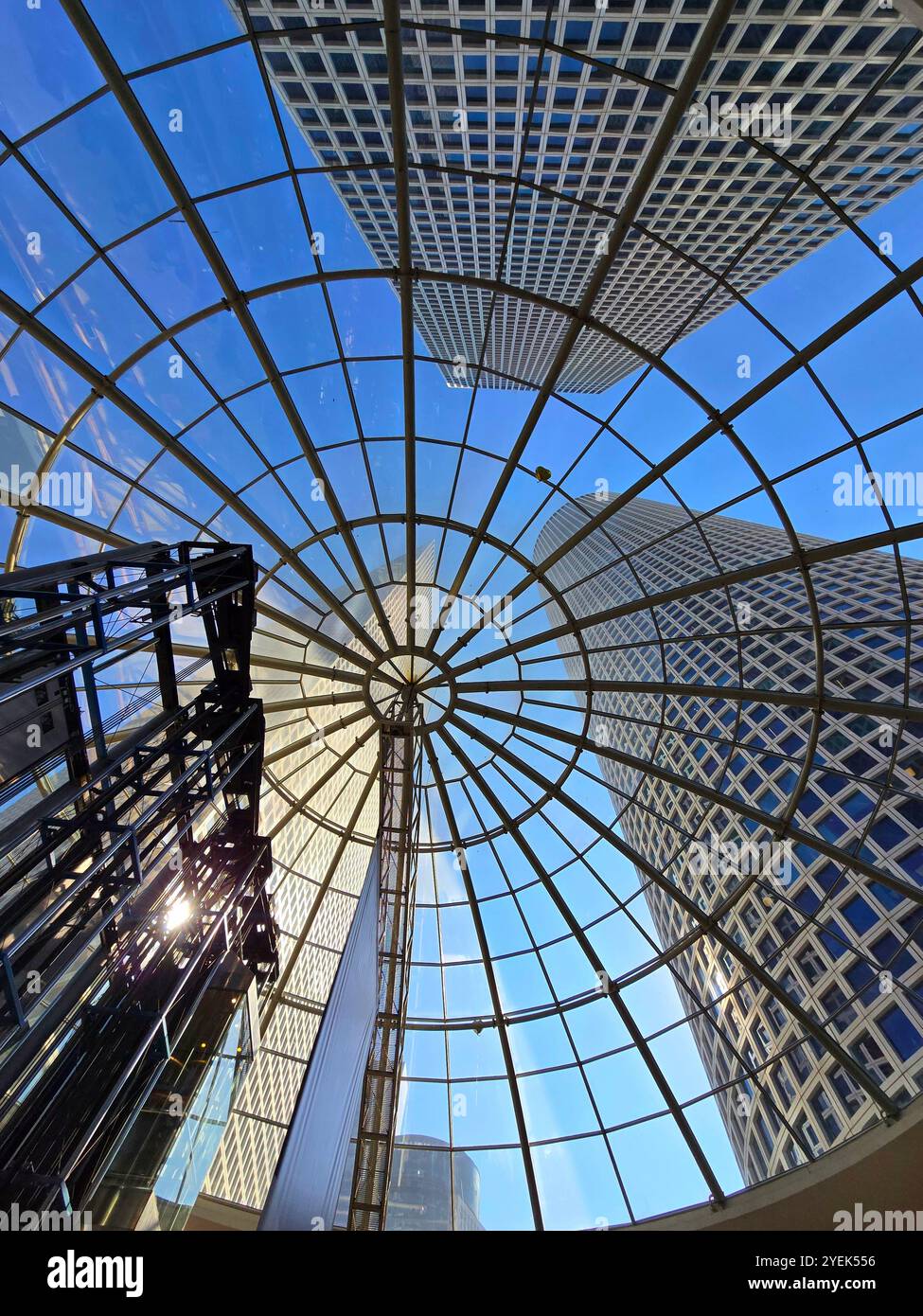 Les tours Azrieli vues depuis le centre commercial Azrieli à tel Aviv, Israël. Banque D'Images