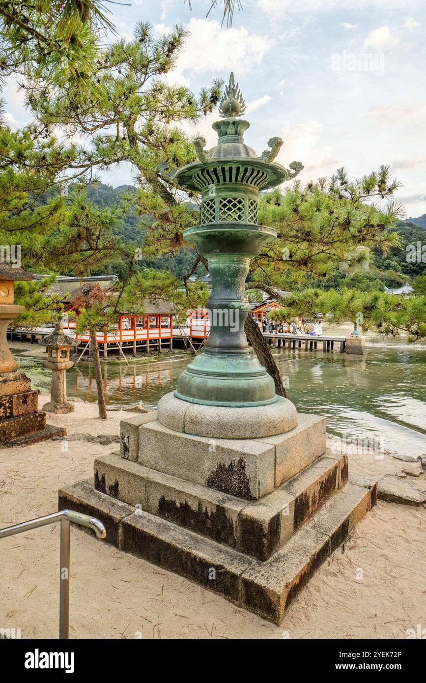 Gros plan d'une grande lanterne en bronze devant le sanctuaire Itsukashima sur l'île de Miyajima, près d'Hiroshima, au Japon, le 29 septembre 2024 Banque D'Images