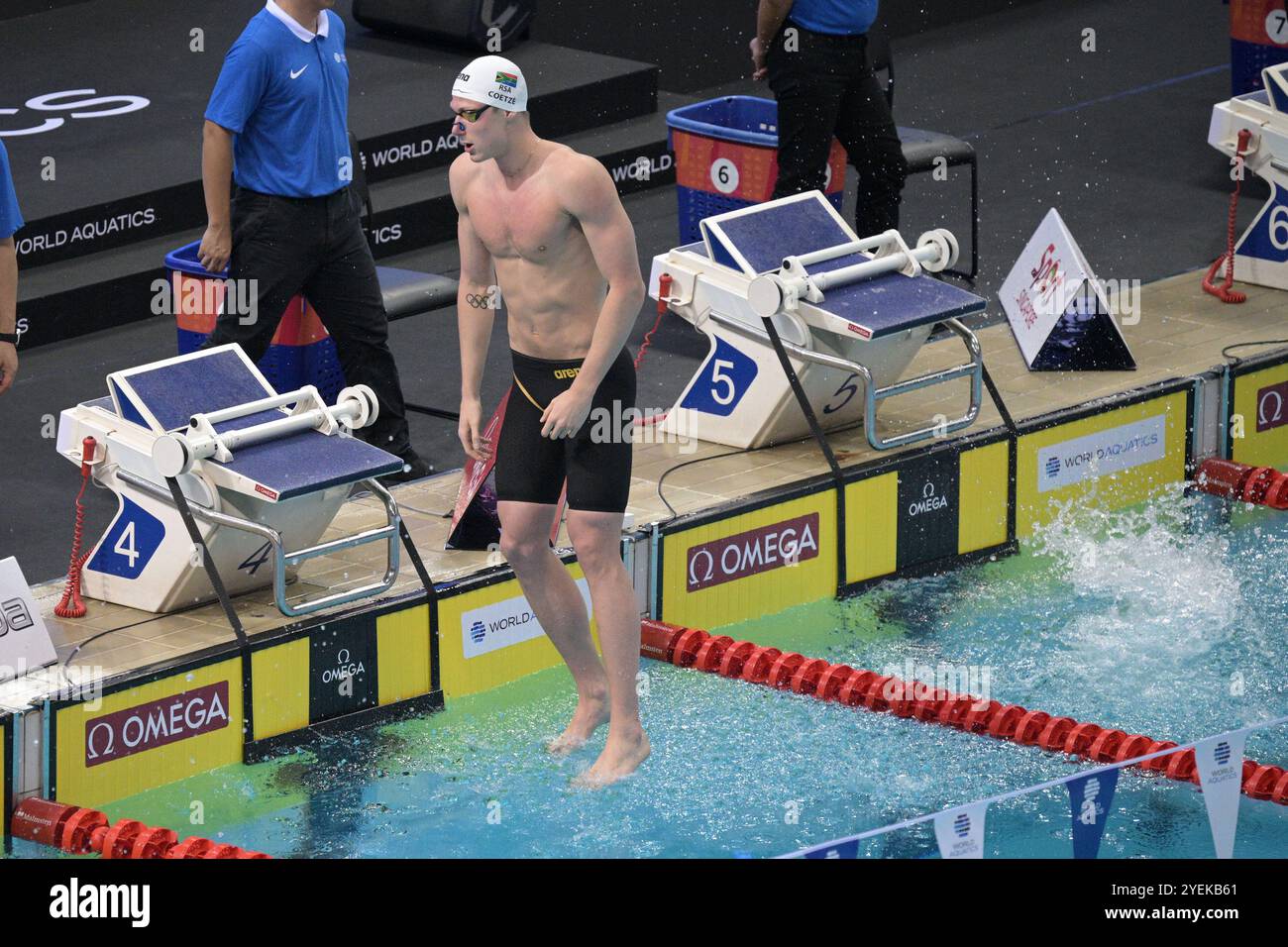 Singapour. 31 octobre 2024. Pieter Coetze, d'Afrique du Sud, saute dans la piscine avant la finale du 200 m dos masculin à la Coupe du monde de natation aquatique à Singapour le 31 octobre 2024. Credit : puis Chih Wey/Xinhua/Alamy Live News Banque D'Images