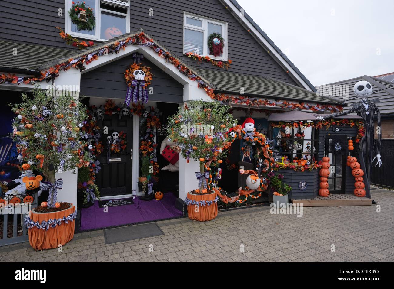 Une maison décorée d'une exposition d'halloween sur le thème du cauchemar avant Noël, qui collecte des fonds pour aider l'organisme de bienfaisance My Shining Star, à Gillingham, Kent, prête à accueillir des trucs ou des traiteurs à la veille de tous les reliques. Date de la photo : jeudi 31 octobre 2024. Banque D'Images