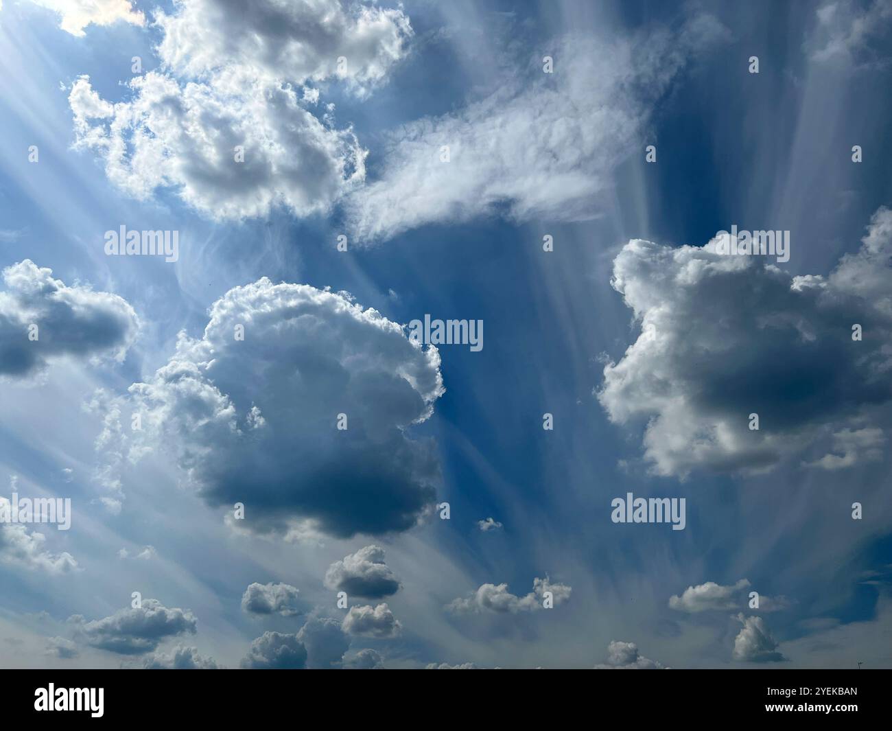 ciel bleu avec des nuages blancs, paysage de ciel, le soleil brille derrière les nuages - Image de stock capturée avec un smartphone