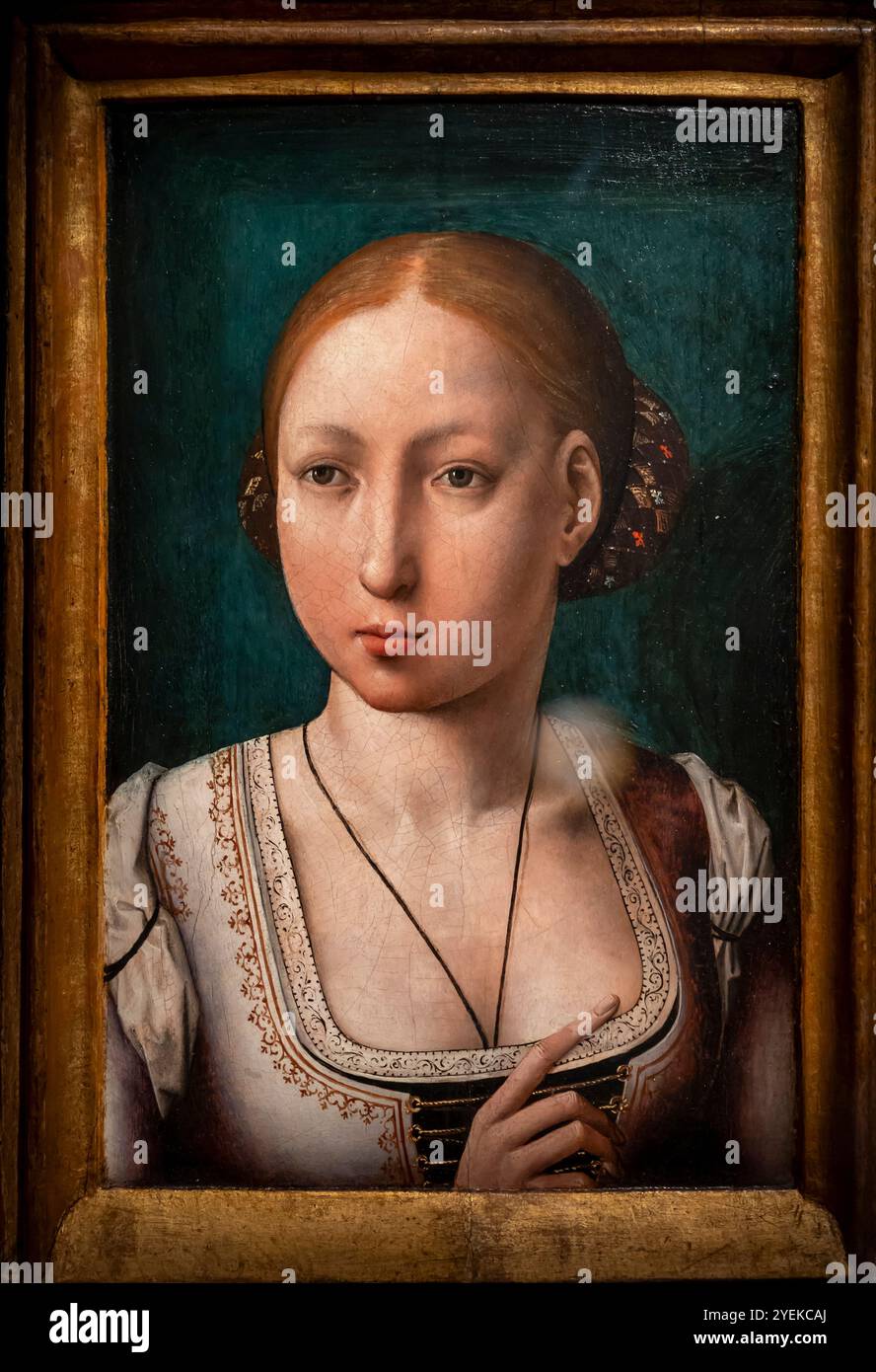 Paris, France - 10 19 2024 : Musée du Louvre. Figure du fou. Vue de Jeanne de castille peinte par Juan de Flandes Banque D'Images