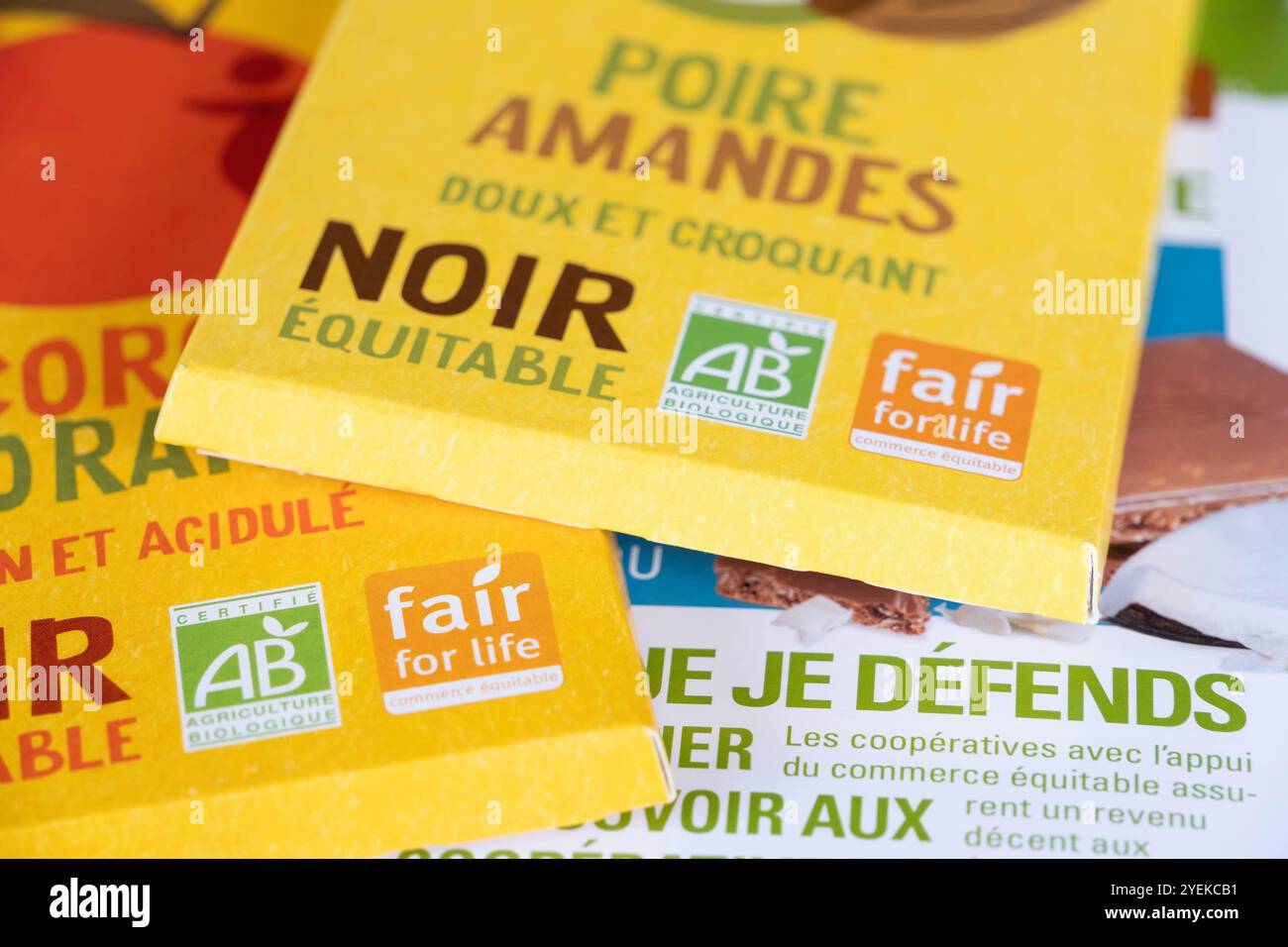 Label commerce équitable sur les barres de chocolat AlterEco logo Fair for Life, programme de certification pour le commerce équitable et logo AB agriculture biologique Banque D'Images