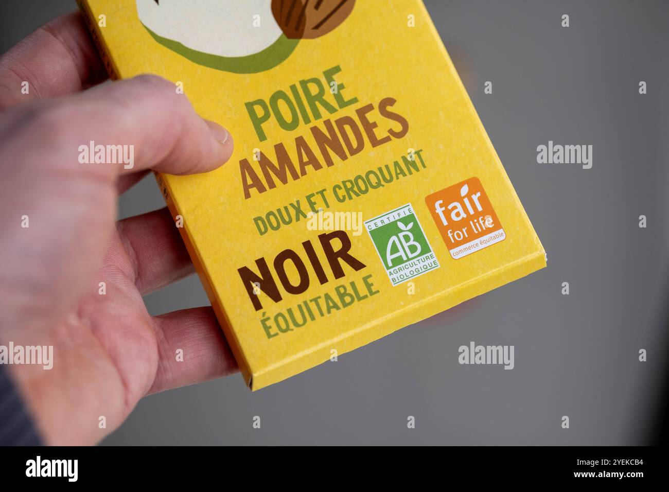 Label commerce équitable sur les barres de chocolat AlterEco logo Fair for Life, programme de certification pour le commerce équitable et logo AB agriculture biologique Banque D'Images