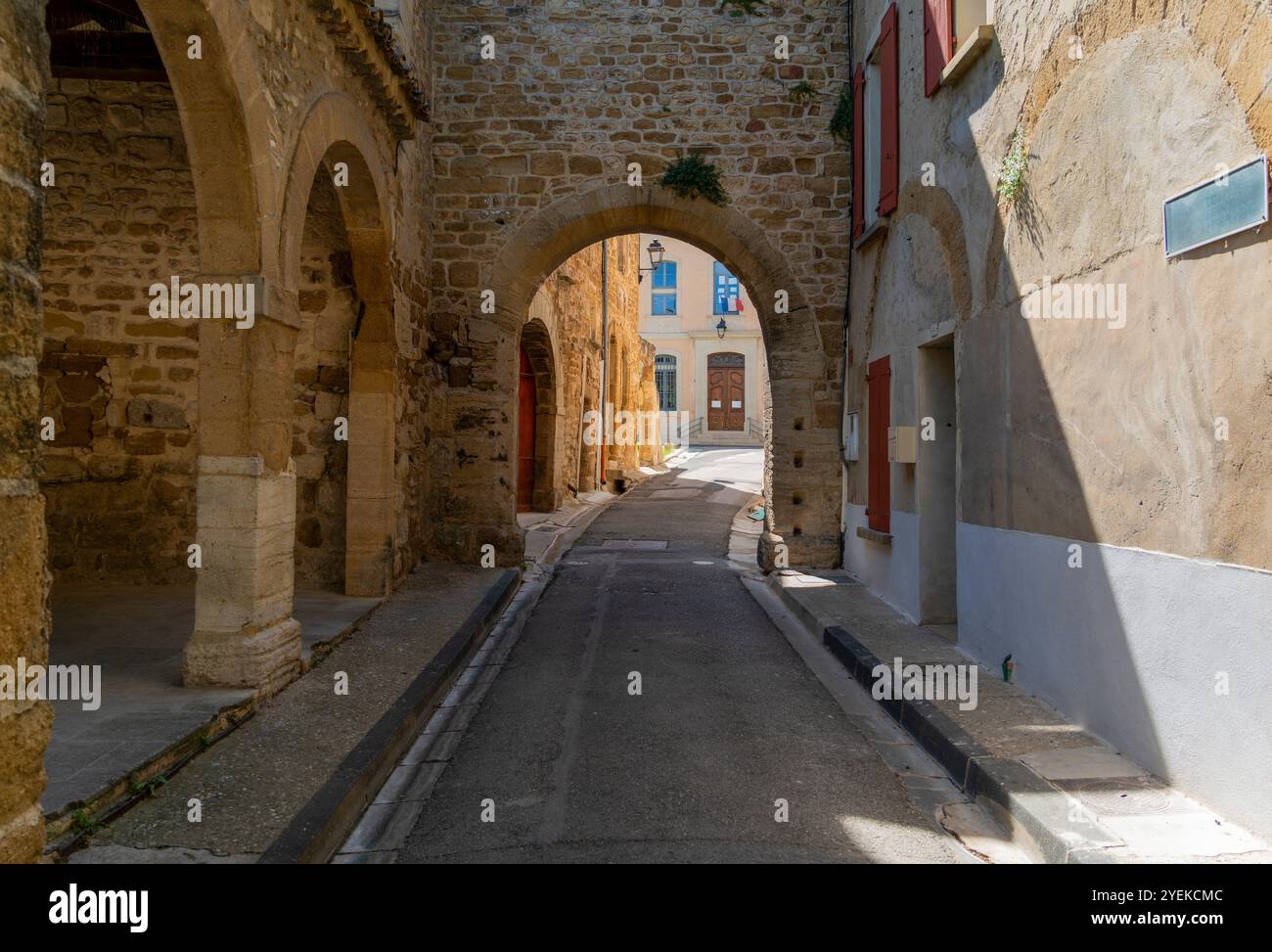 Paysage autour de Gordes, une commune de la région provençale du sud de la France en été Banque D'Images