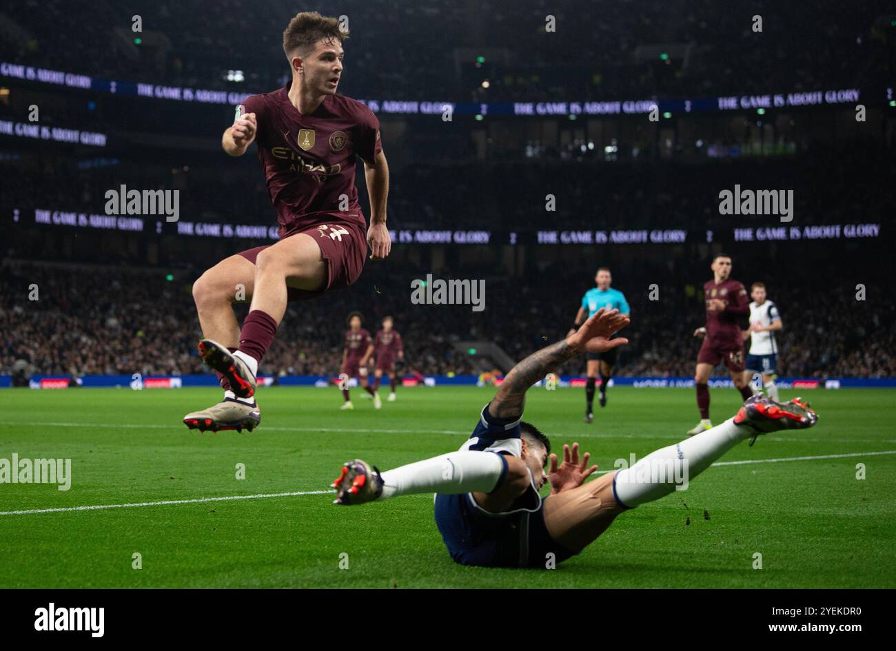 Londres, Royaume-Uni. 30 octobre 2024. James McAtee de Manchester City se bat pour le ballon avec Cristian Romero de Tottenham Hotspur. Carabao Cup, manche de la Coupe EFL du 16e match, Tottenham Hotspur v Manchester City au Tottenham Hotspur Stadium de Londres le mercredi 30 octobre 2024. Cette image ne peut être utilisée qu'à des fins éditoriales. Usage éditorial exclusif photo par Sandra Mailer/Andrew Orchard photographie sportive/Alamy Live News crédit : Andrew Orchard photographie sportive/Alamy Live News Banque D'Images