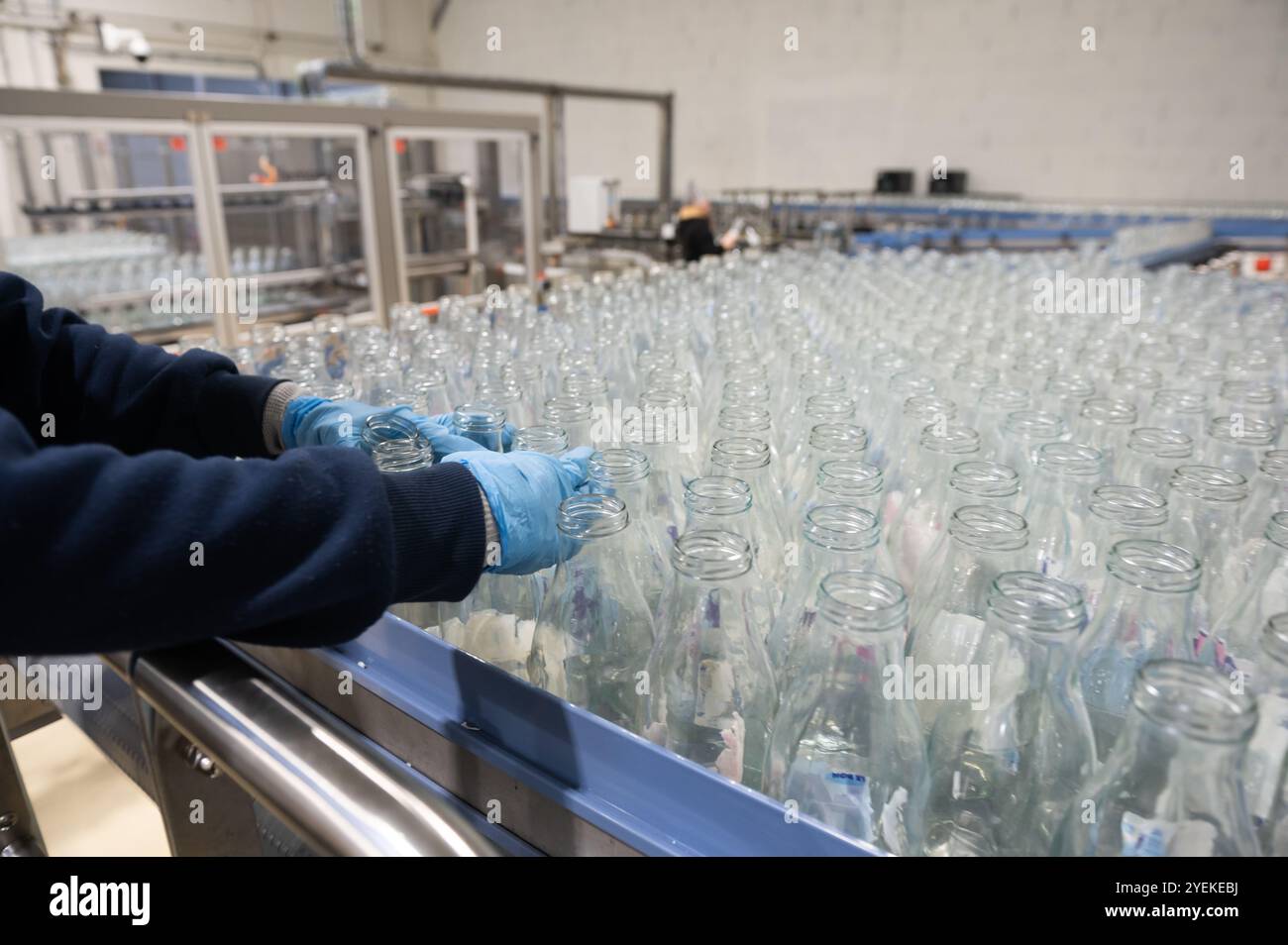 Carquefou (nord-ouest de la France) : bout' à bout', une entreprise développant un programme de réutilisation à grande échelle de récipients en verre. Bout' à bout' soutient les producteurs b Banque D'Images