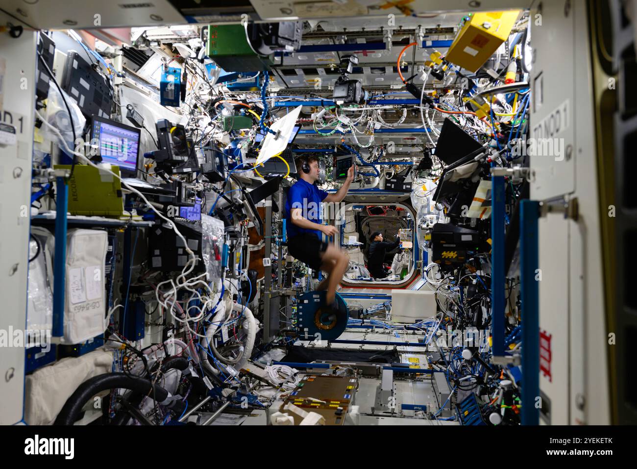 ISS - 11 octobre 2024 - les astronautes de la NASA Matthew Dominick et Jeanette Epps (arrière centre), tous deux ingénieurs de vol de l'expédition 72, sont photographiés lors d'un vol Banque D'Images