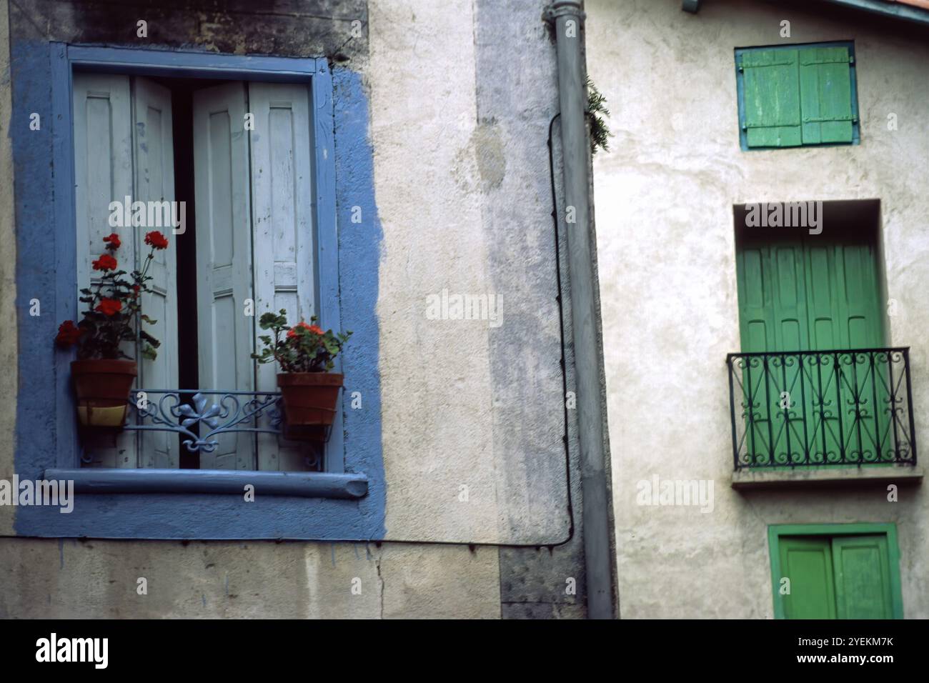 Fenêtres de maisons anciennes à Prats-de-Mollo-la-Preste, région Occitanie, France Banque D'Images