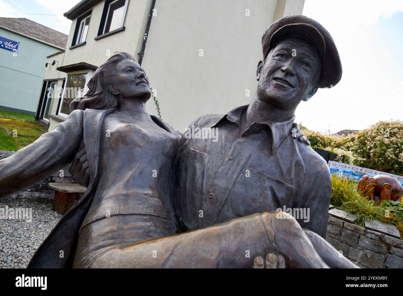 statue de john wayne portant maureen ohara dans le quiet man cong, comté de mayo, république d'irlande Banque D'Images