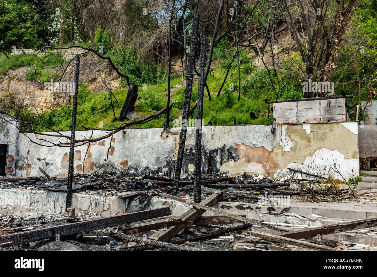 Ruines brûlées et restes de bâtiments en feu. Varna, mer Noire, Bulgarie, perspective de rue de promenade de la capitale de la mer. Europe, UE Banque D'Images