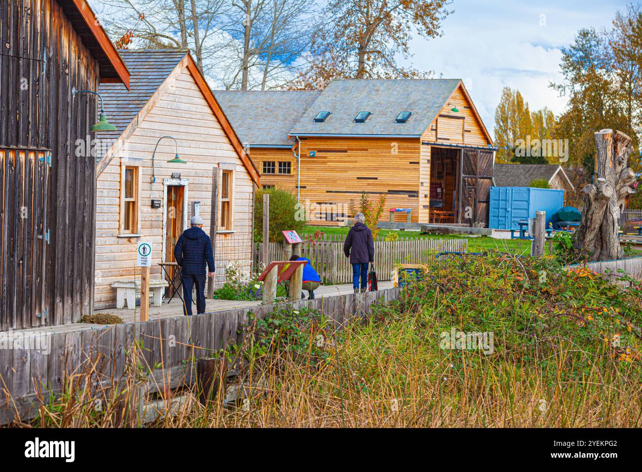 Les gens marchent sur la promenade près du chantier naval Britannia à Steveston, en Colombie-Britannique Banque D'Images