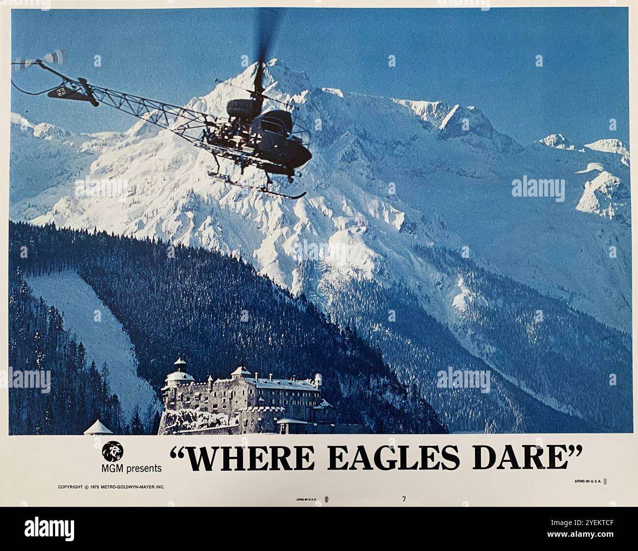 Hélicoptère nazi survolant Schloss Adler (en réalité Burg Hohenwerfen, Werfen Autriche) dans WHERE EAGLES DARE 1968 réalisateur BRIAN G. HUTTON Story / scénario Alistair MacLean Music Ron Goodwin producteurs Elliot Kastner et Jerry Gershwin Gershwin Gershwin-Kastner Productions / Winkast film Productions / Metro Goldwyn Mayer (MGM) Banque D'Images