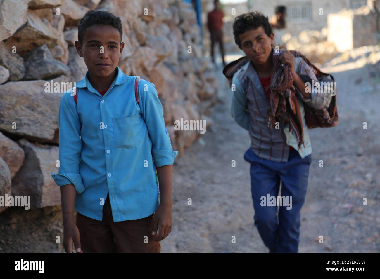 Deux enfants sont déplacés de leurs maisons par les violents combats entre le groupe Ansar Allah et la résistance yéménite dans leur village de Serten, dans le gouvernorat de Taiz. Banque D'Images