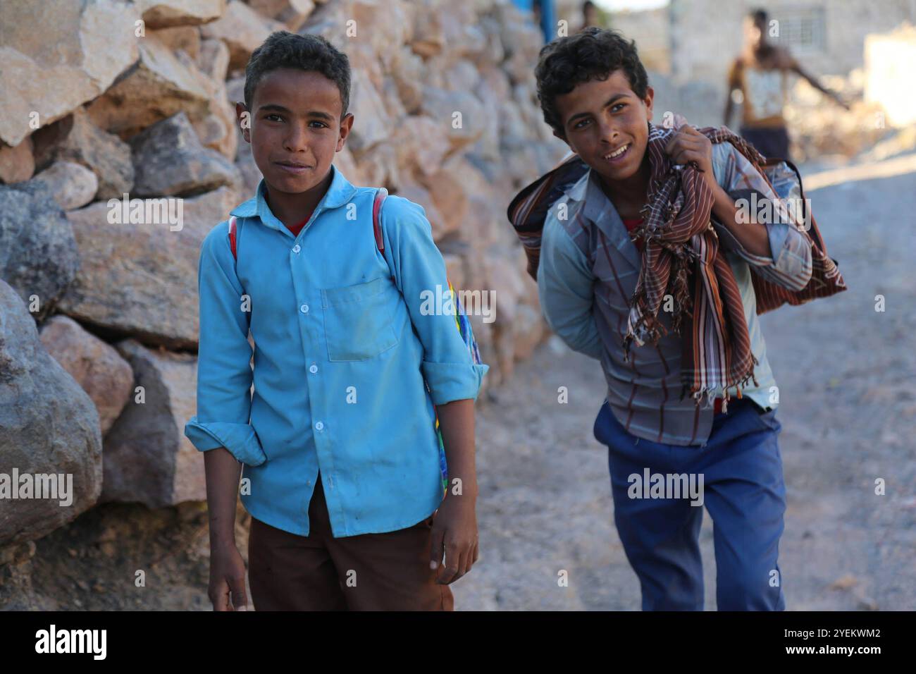 Deux enfants sont déplacés de leurs maisons par les violents combats entre le groupe Ansar Allah et la résistance yéménite dans leur village de Serten, dans le gouvernorat de Taiz. Banque D'Images