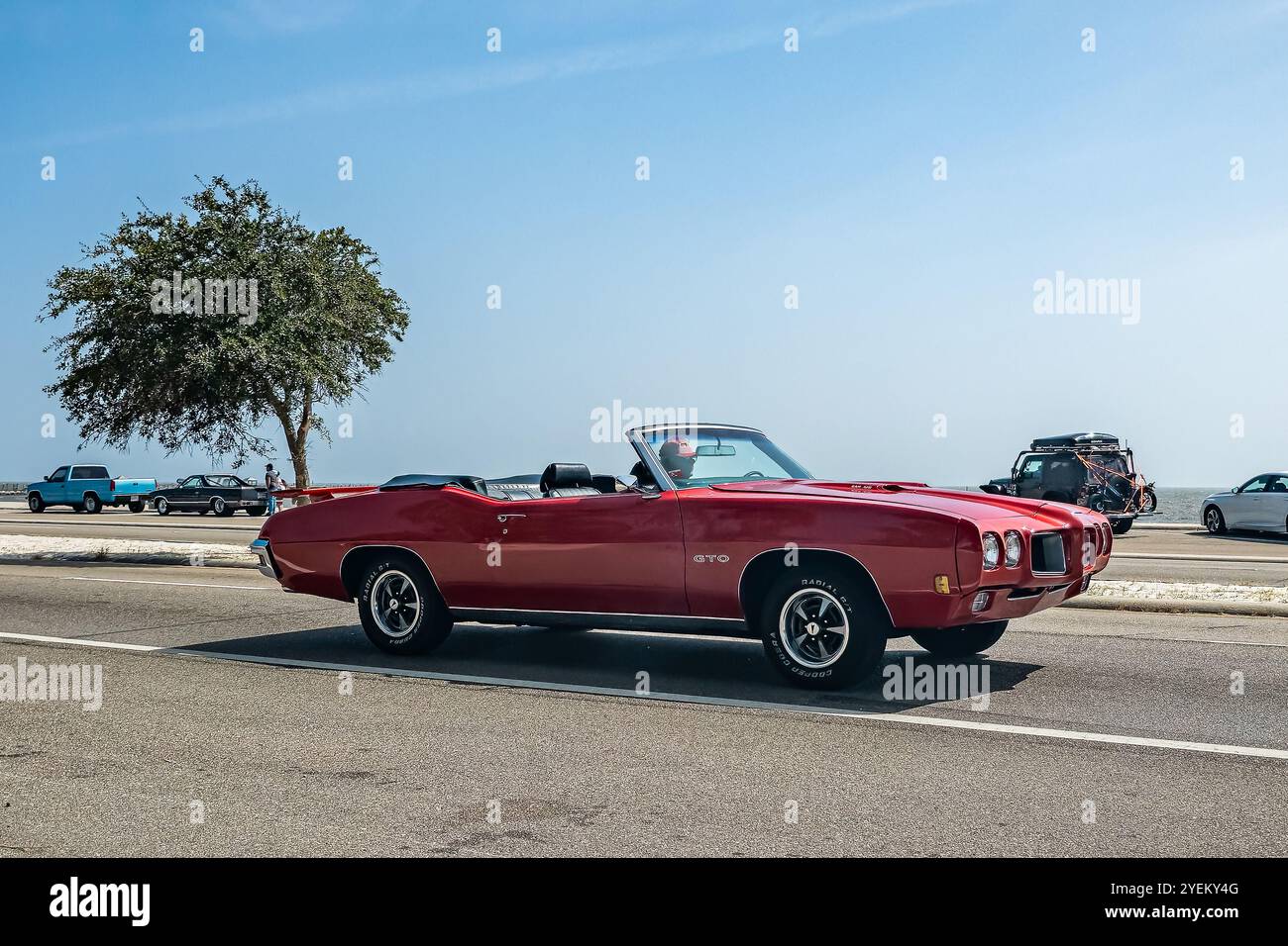 Gulfport, Mississippi - le 4 octobre 2023 : vue d'angle avant grand angle d'un cabriolet GTO 1970 de Pontiac lors d'un salon automobile local. Banque D'Images