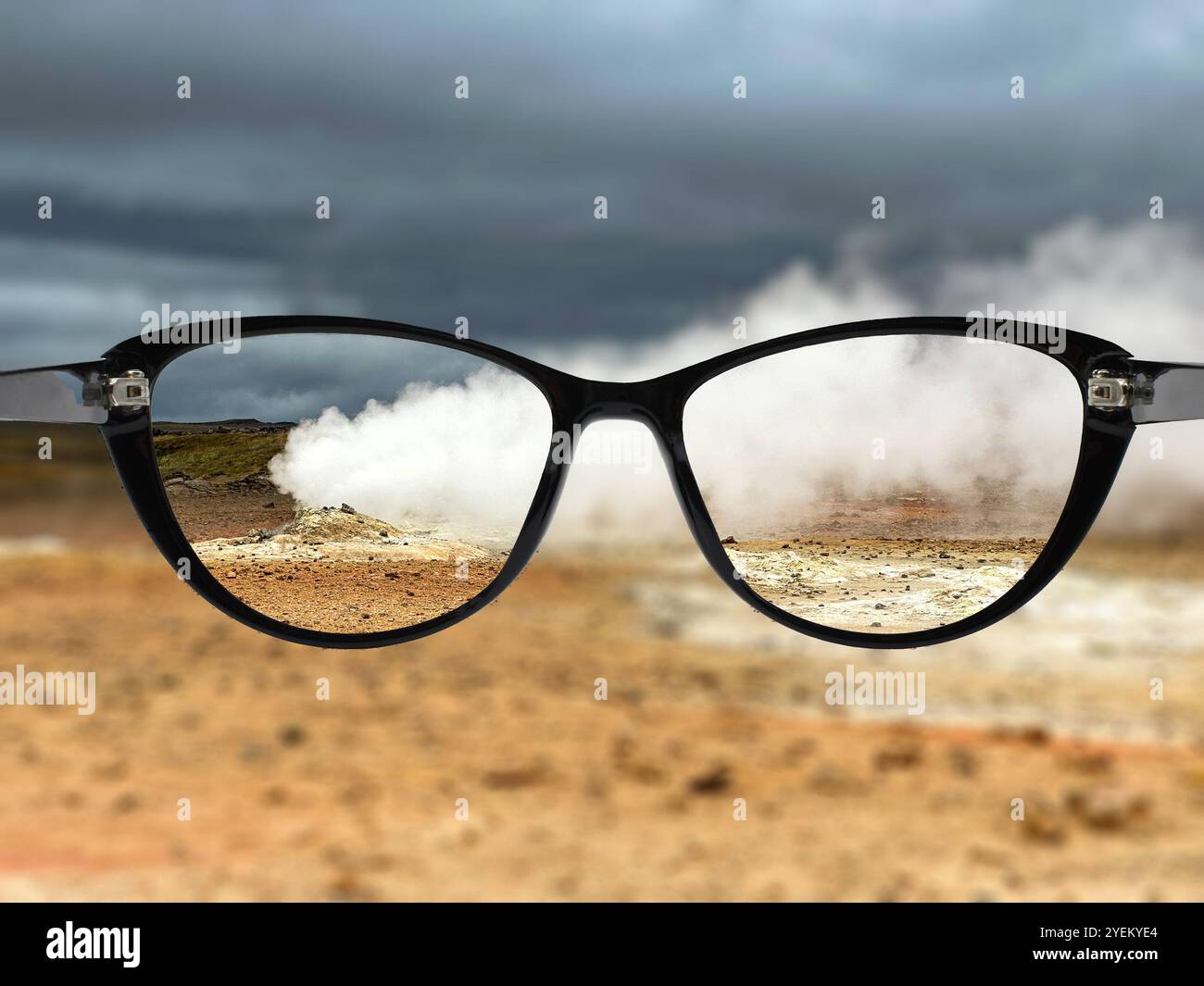 Sources chaudes dans une zone touristique vue en évidence à travers une paire de lunettes avec des verres correcteurs pour la myopie courte. Vision et concept de test oculaire. Banque D'Images