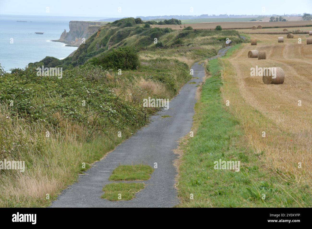 Les plages de Normandie sont connues pour l’opération Overlord et le jour J. Couleurs sourdes et immenses plages pour marée basse, bottes de foin de la campagne Banque D'Images