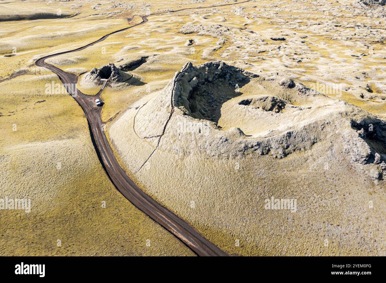 Cratère unique de la rangée de cratères Laki, vue de dessus, plate-forme d'observation, voiture 4x4 sur la route F206, Islande Banque D'Images