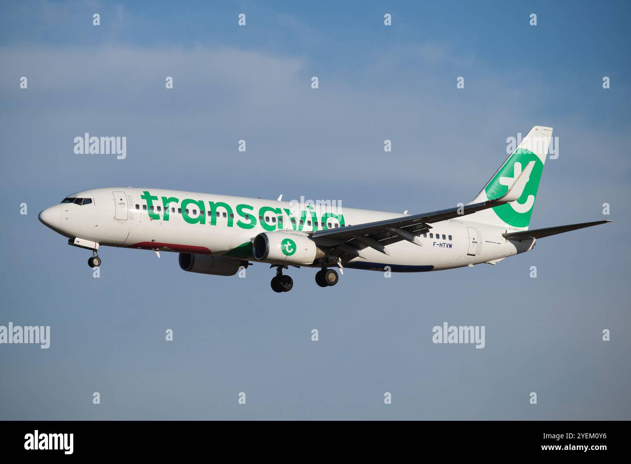 Transavia Boeing 737-82R avion de passagers atterrissant à l'aéroport Humberto Delgado de Lisbonne Banque D'Images