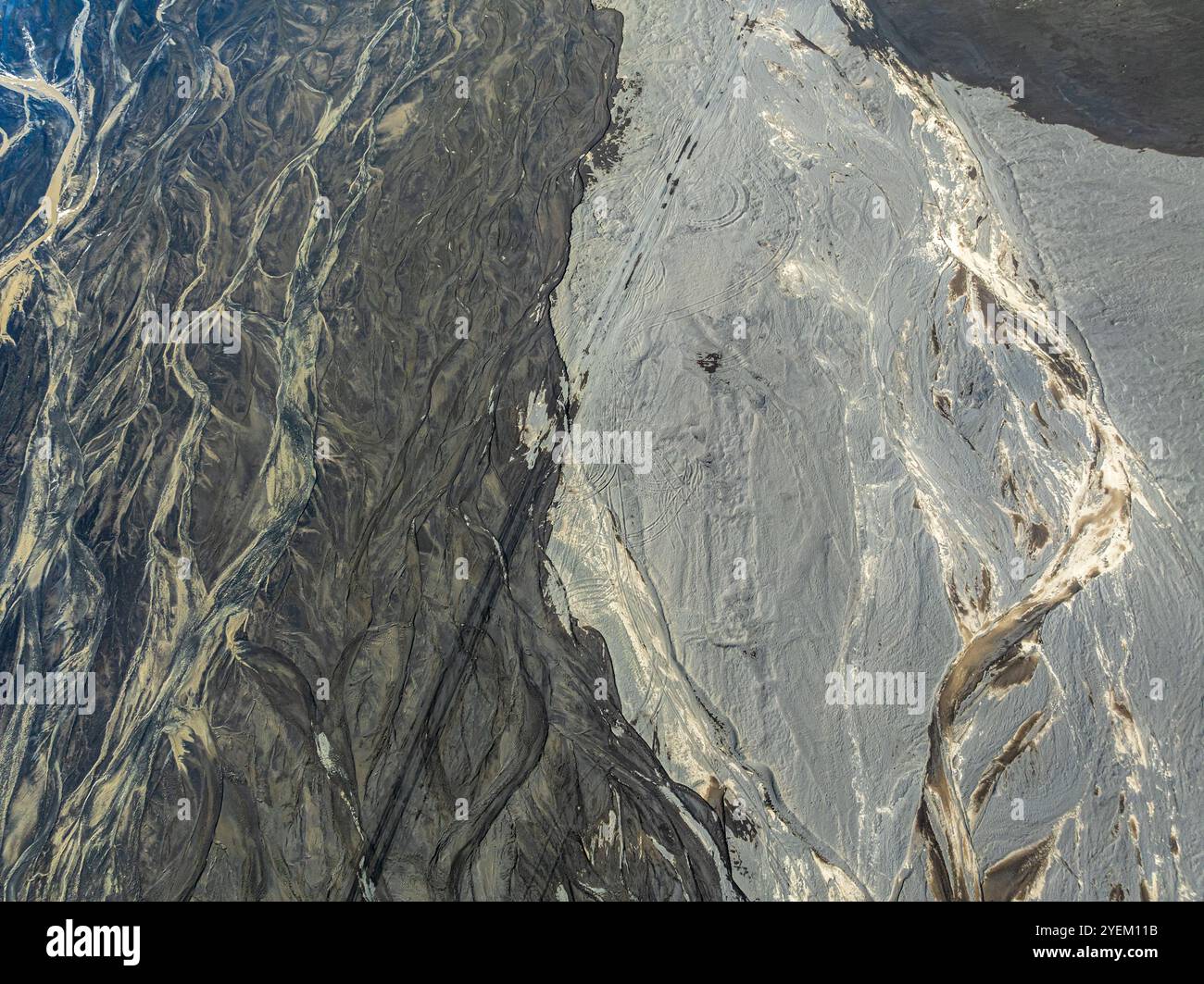 Vue aérienne, ruisseaux glacés coulent à travers Mælifellssandur, désert de sable noir, hauts plateaux islandais, Islande Banque D'Images