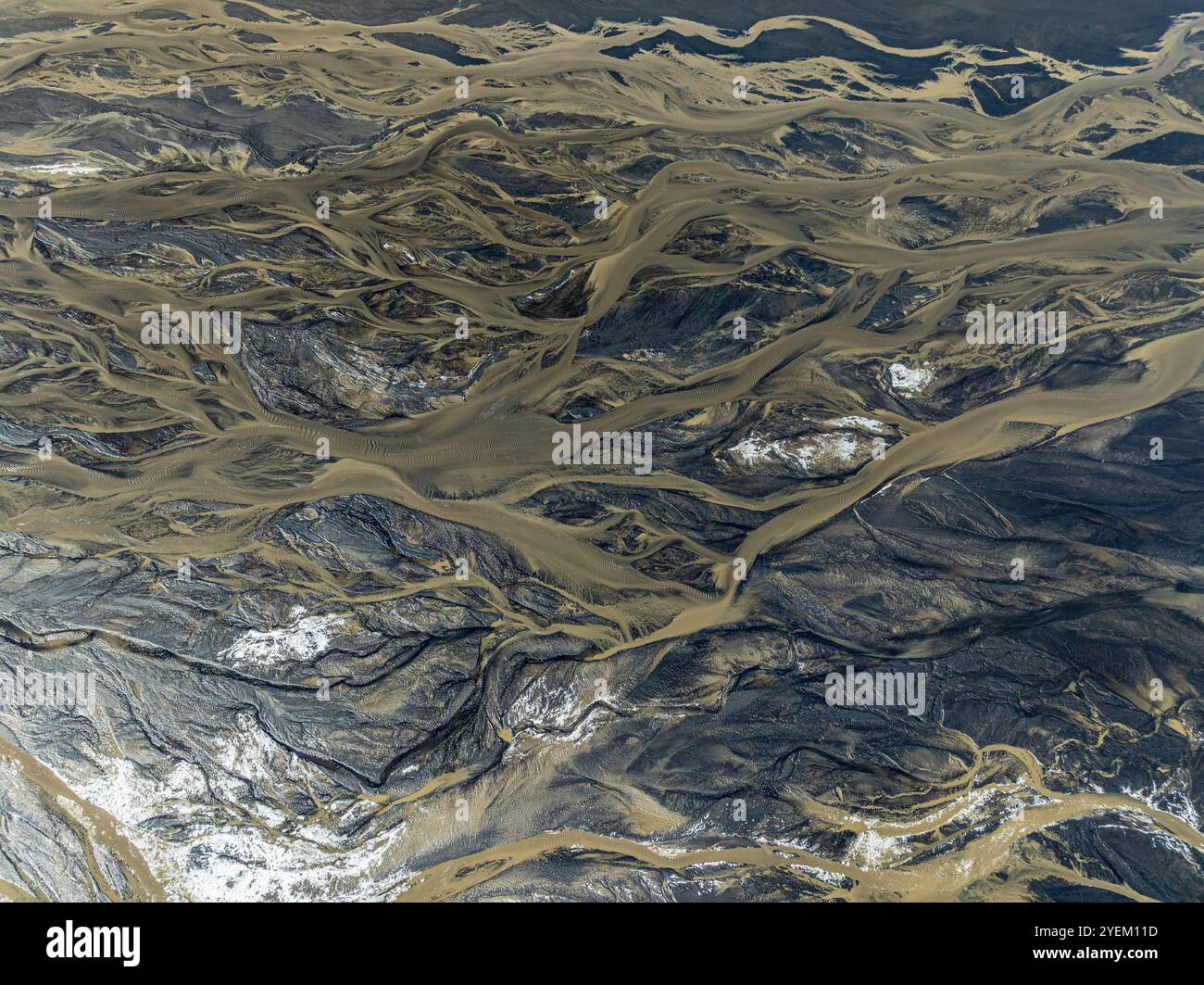 Vue aérienne, ruisseaux glacés coulent à travers Mælifellssandur, désert de sable noir, hauts plateaux islandais, Islande Banque D'Images