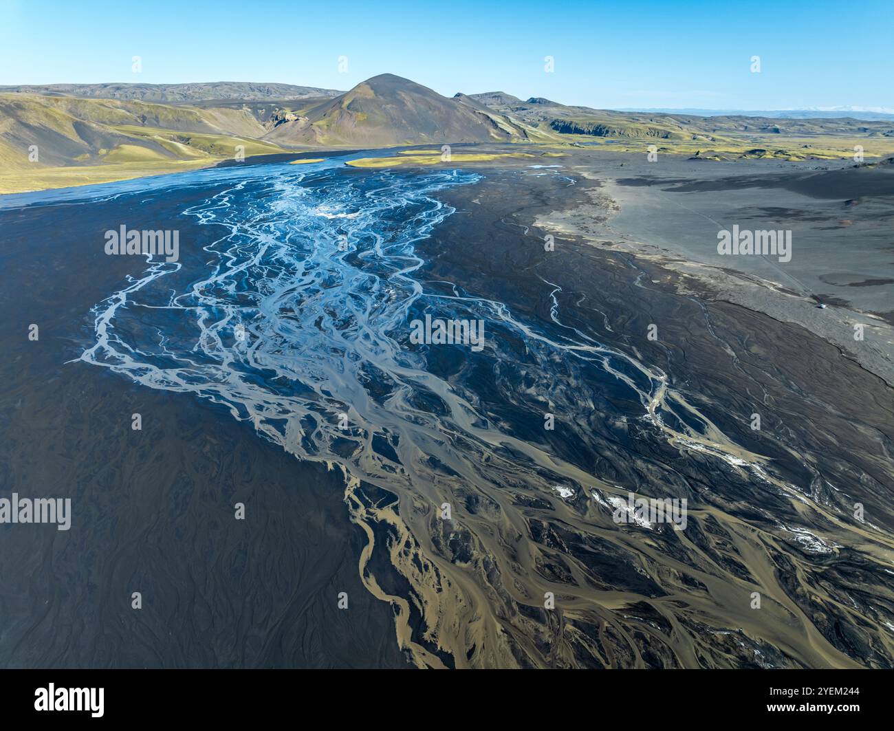 Vue aérienne, ruisseaux glacés coulent à travers Mælifellssandur, désert de sable noir, hauts plateaux islandais, Islande Banque D'Images