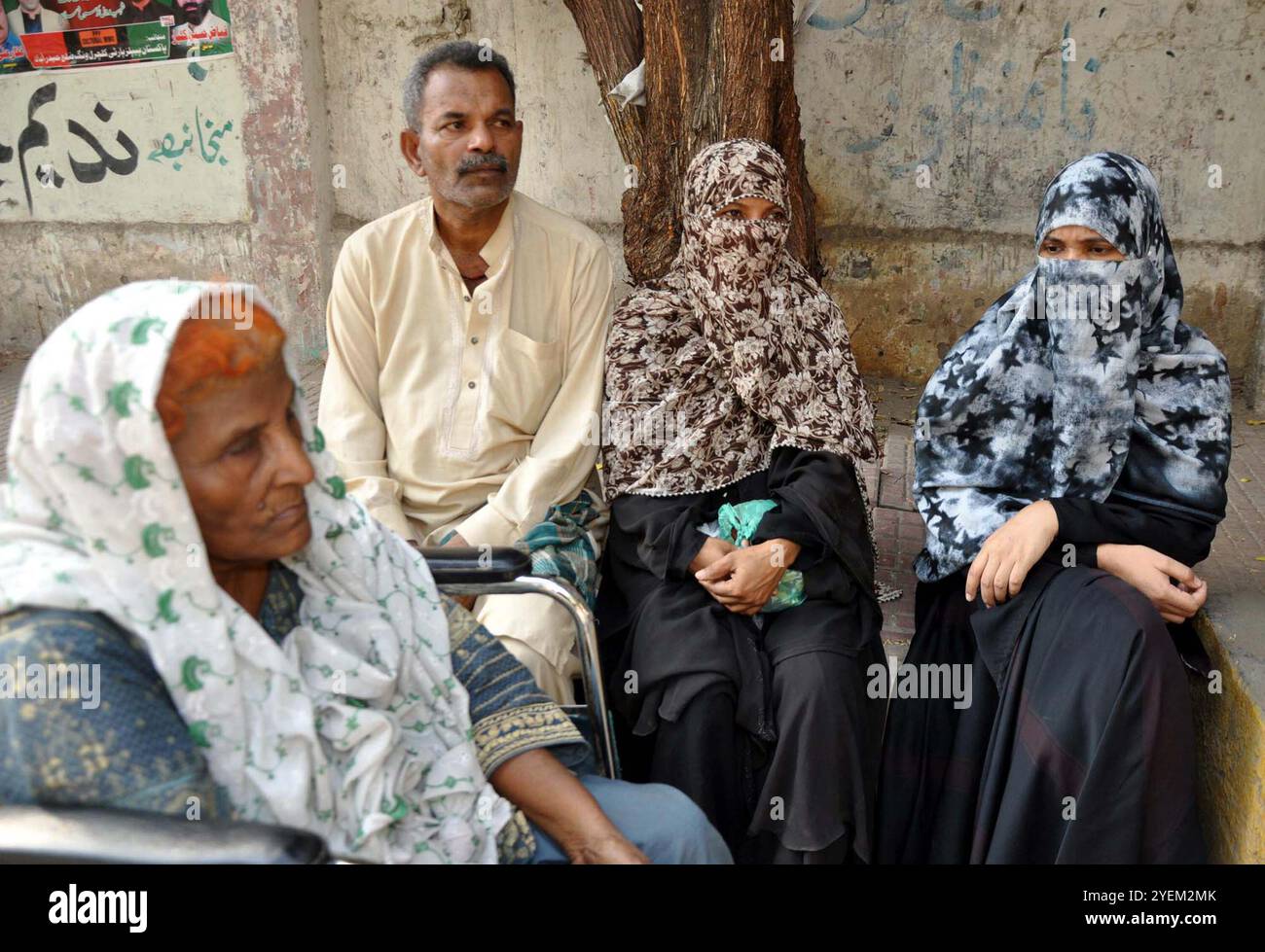 Les habitants de Masu Bhurgri organisent une manifestation de protestation contre l'accaparement des terres et des personnes influentes, au club de presse d'Hyderabad le jeudi 31 octobre 2024. Banque D'Images