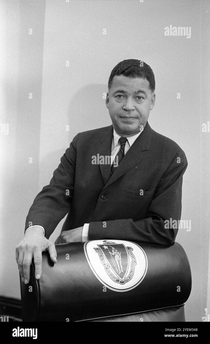 Le sénateur Edward Brooke debout derrière une chaise décorée du grand sceau du Commonwealth du Massachusetts, probablement à Washington, D.C. après son élection. ÉTATS-UNIS. 6 janvier 1967 Banque D'Images