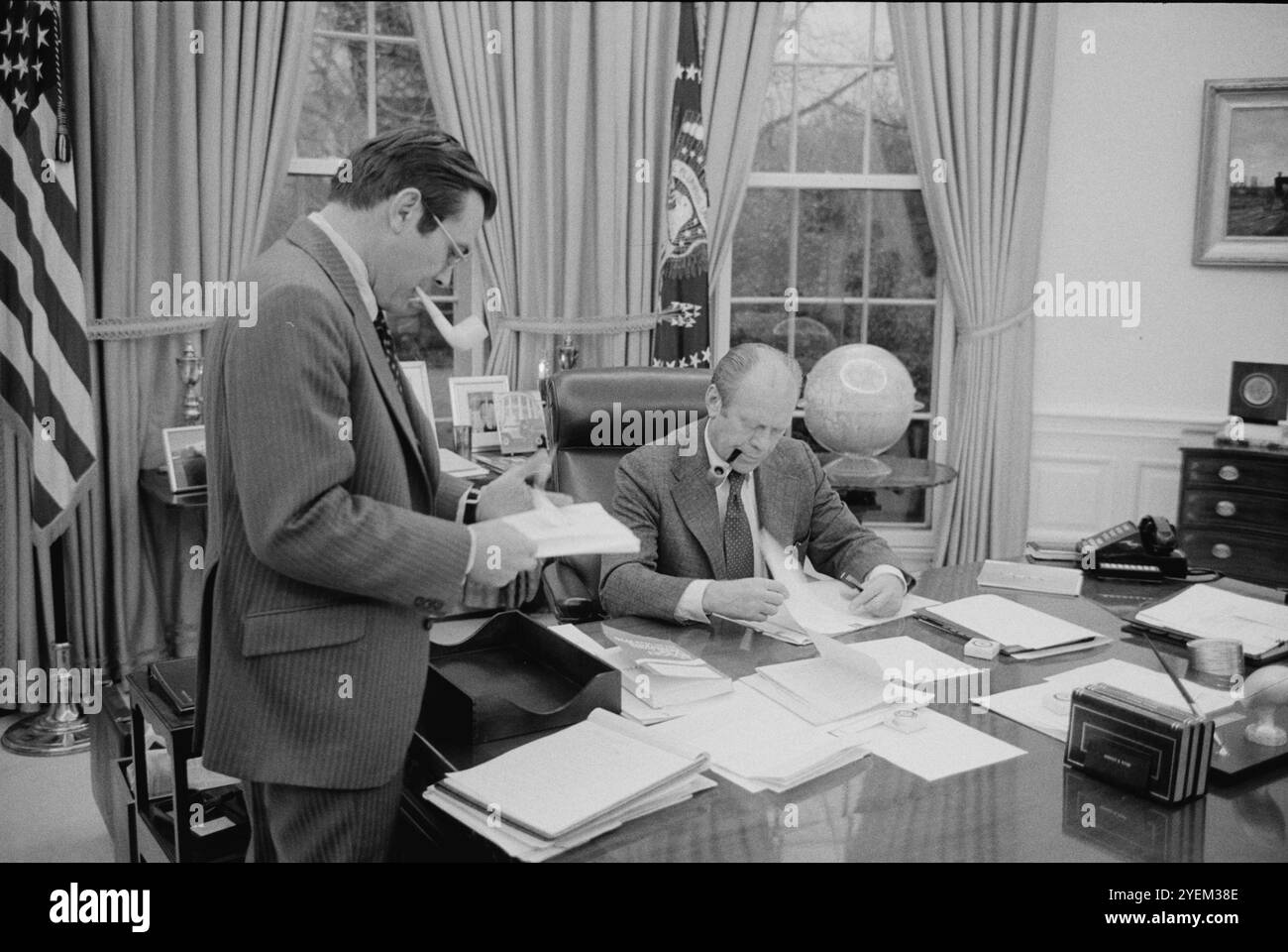 Président Gerald Ford rencontre Donald Rumsfeld à la Maison Blanche, Washington, D.C. (États-Unis). 6 février 1975 Banque D'Images