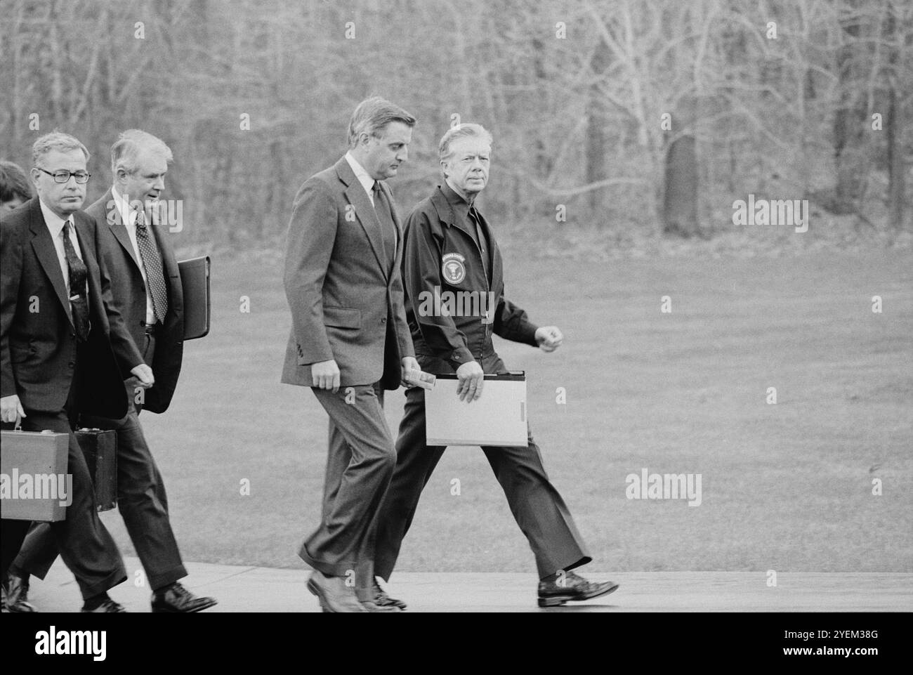 Le président Jimmy carter, le vice-président Walter Mondale, le secrétaire d'État Cyrus Vance et le secrétaire à la Défense Harold Brown après avoir débarqué de leur hélicoptère pour se rencontrer à Camp David, Maryland, au sujet de la crise des otages iraniens. ÉTATS-UNIS. 2 novembre 1979 Banque D'Images