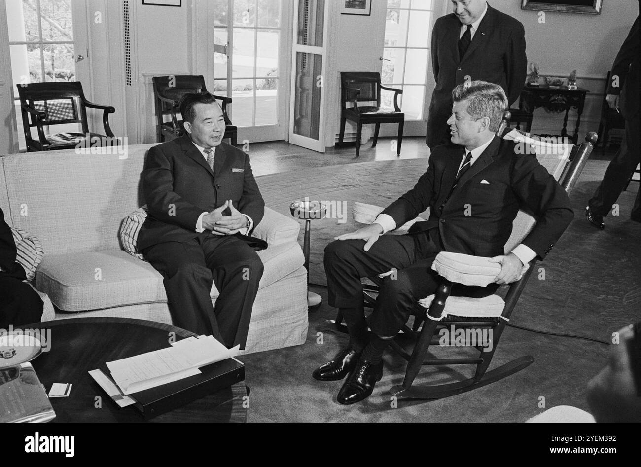 Le président John F. Kennedy rencontre le premier ministre du Laos, le prince Souvanna Phouma ; trois photographes non identifiés se tiennent en arrière-plan. Oval Office, Maison Blanche, Washington, D.C. 27 juillet 1962 Banque D'Images