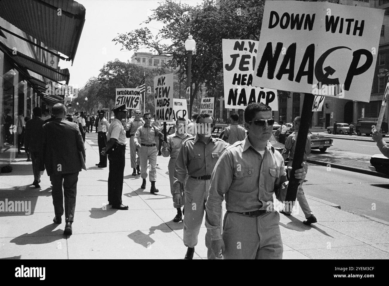 Manifestation anti-NAACP. NY. ÉTATS-UNIS. 22 juin 1964 la National Association for the Advancement of Colored People (NAACP) est une organisation américaine de défense des droits civiques créée en 1909 dans le but de promouvoir la justice pour les Afro-Américains Banque D'Images