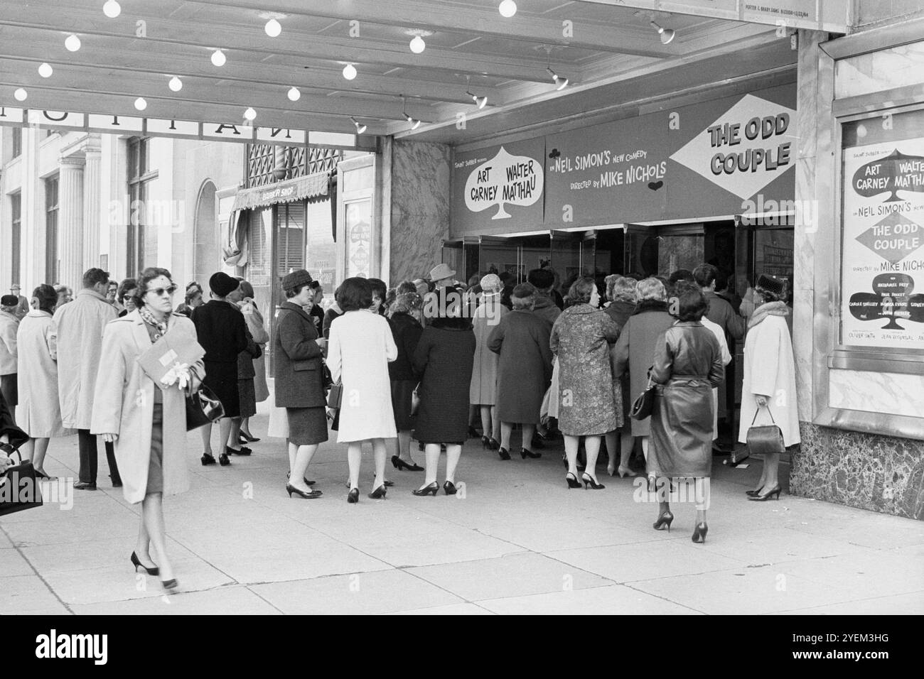 Photo vintage du Théâtre National. La nouvelle comédie de Neil Simon ('The ODD couple'), Washington, D.C. États-Unis. 3 mars 1965 le National Theatre aux États-Unis est situé dans le centre-ville de Washington, DC, juste à l'est de la Maison Blanche, et fonctionne comme un lieu pour des productions scéniques en direct avec 1 676 places assises. Malgré son nom, il n'est pas un théâtre national financé par le gouvernement, mais géré par un organisme privé à but non lucratif. C'est le deuxième plus ancien théâtre en fonctionnement continu aux États-Unis Banque D'Images