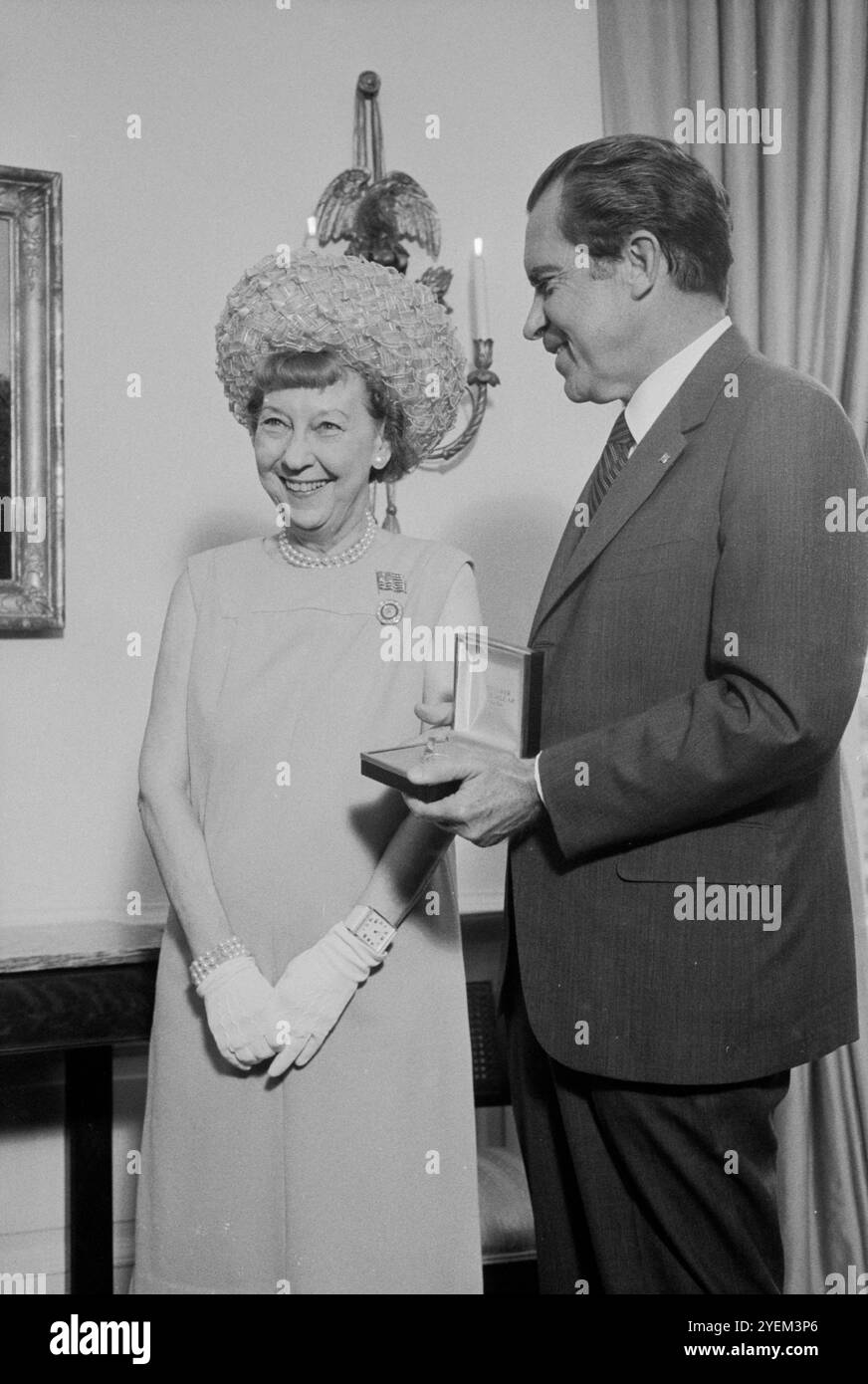 Présentation du dollar d'Eisenhower avec le président Nixon, Mamie Eisenhower ; John Connally et Mary Brooks, Dir. De Mint. ÉTATS-UNIS. 27 juillet 1971 Banque D'Images