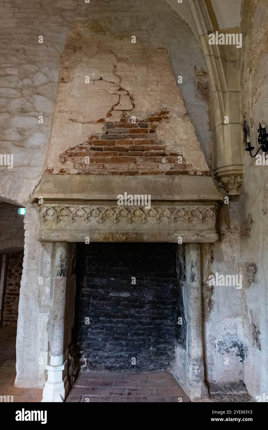 Une vue captivante sur une cheminée abandonnée dans une ancienne pièce du château Banque D'Images