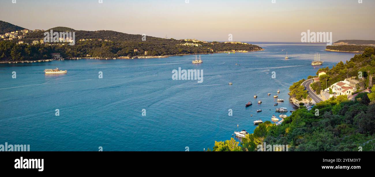 Une vue panoramique sur la péninsule de Dubrovnik, avec de charmantes maisons nichées parmi les routes sinueuses qui mènent à la mer étincelante Banque D'Images