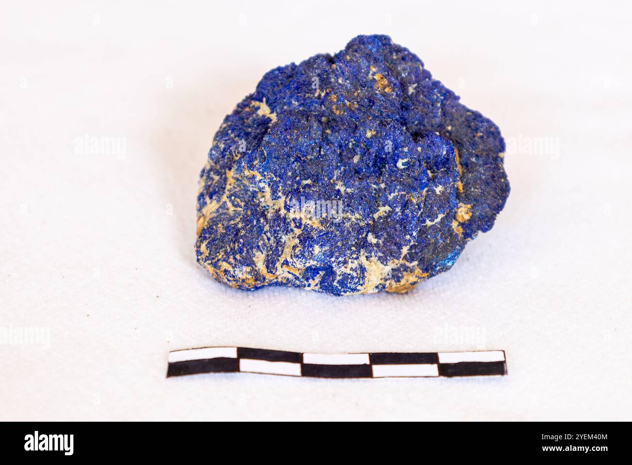 Un échantillon d'Azurite avec une échelle de 5cm, sur fond blanc Banque D'Images