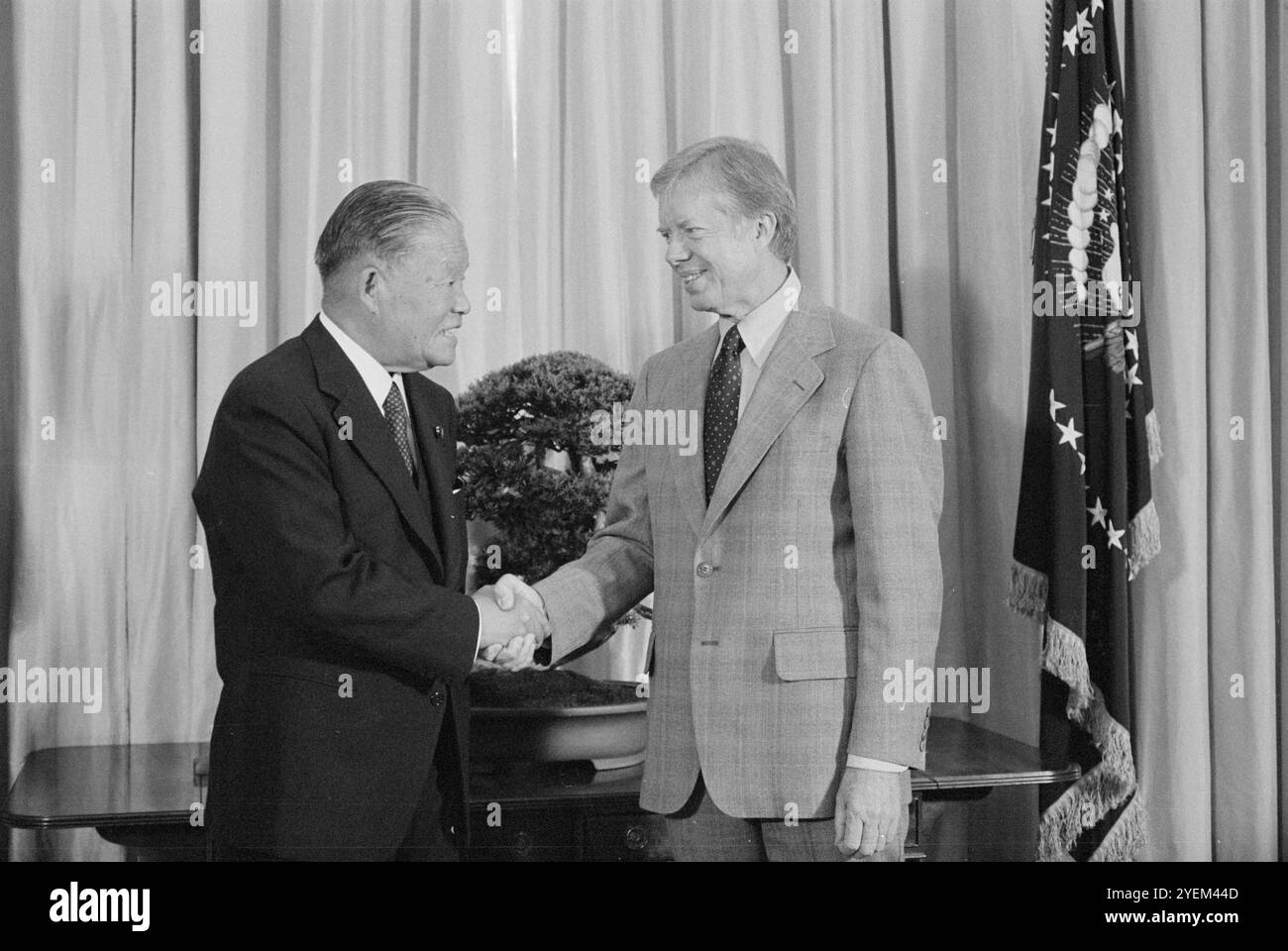 Le président Jimmy carter se serrant la main du premier ministre japonais Masayoshi Ōhira, Washington, D.C. (États-Unis). 2 mai 1979 Banque D'Images