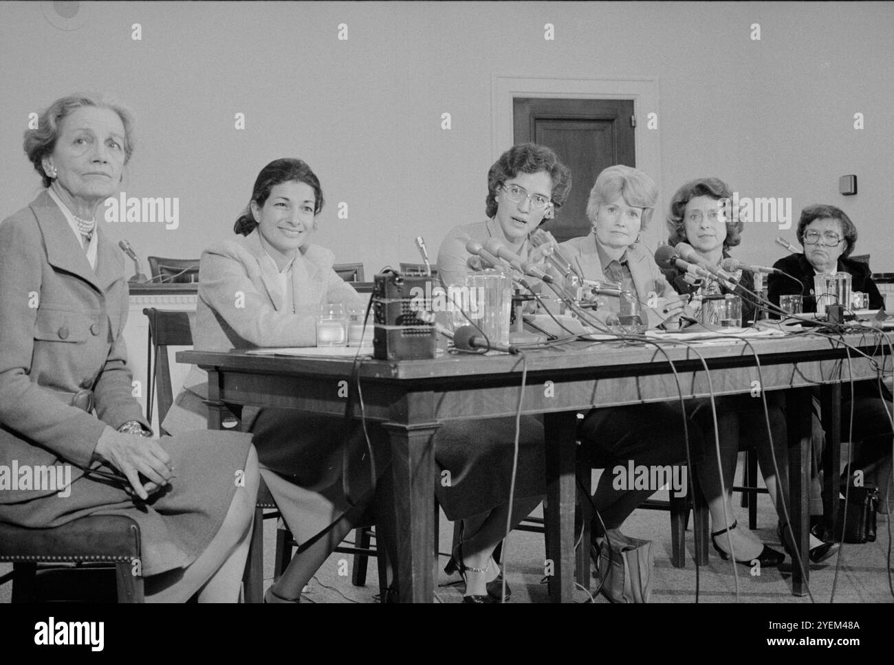 Femmes représentantes américaines, membres d'une délégation du Congrès qui a visité le Cambodge, assis à une table, derrière des microphones. 14 novembre 1979 Banque D'Images